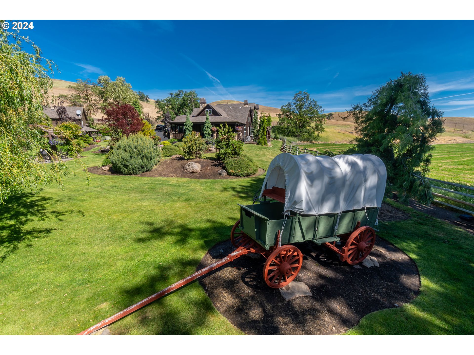 6100 Eightmile Road The Dalles, OR 97058 - Photo 36 of 44 a backyard of a house with table and chairs