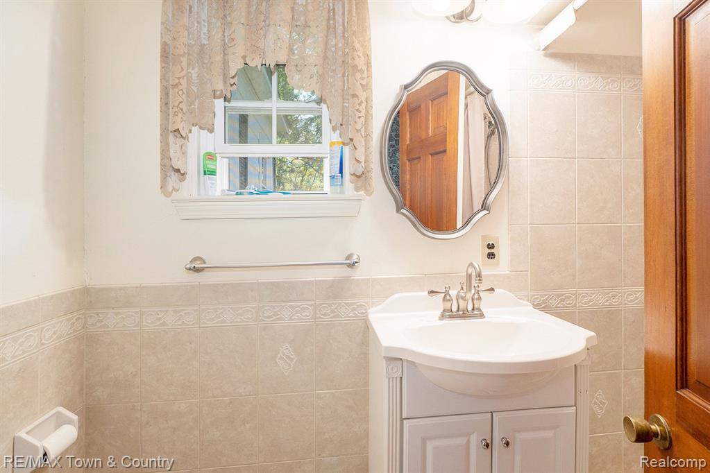 4307 North Webster Road Flushing, MI 48433 - Photo 17 of 35