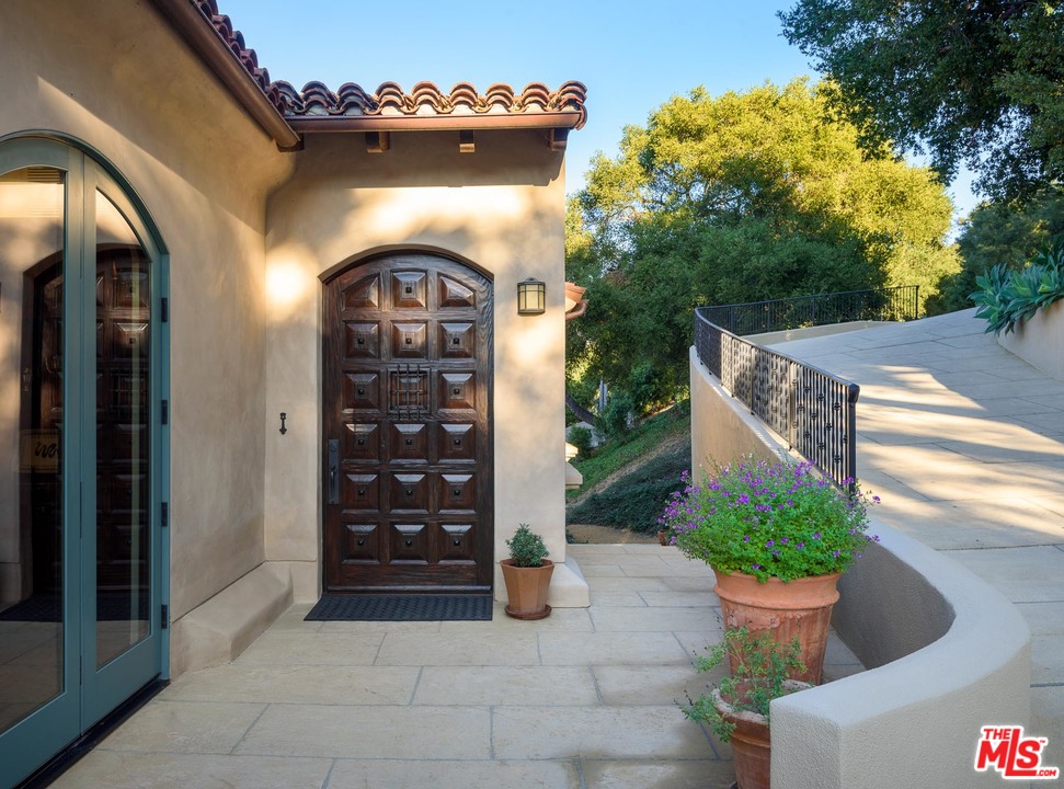 219 Conejo Road Santa Barbara, CA 93103 - Photo 4 of 19