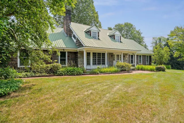 $1,475,000 | 593 Red Barn Road, Hartford, VT 05001