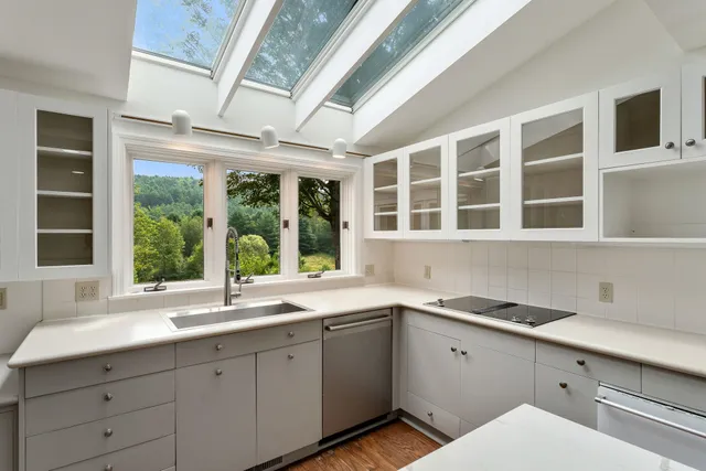 $1,475,000 | 593 Red Barn Road, Hartford, VT 05001