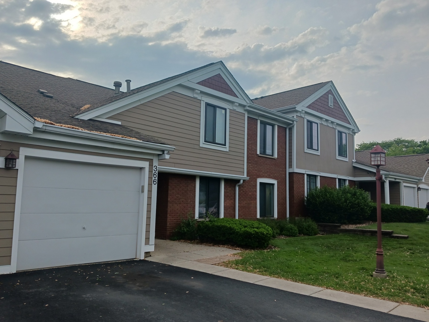 366 Pinetree Lane, Unit B1 Schaumburg, IL 60193 - Photo 1 of 23 a front view of a house with a yard