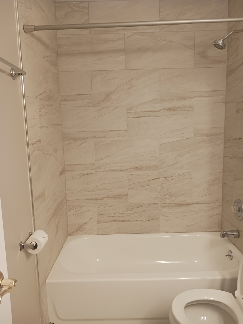 366 Pinetree Lane, Unit B1 Schaumburg, IL 60193 - Photo 18 of 23 a bathroom with a shower and a toilet