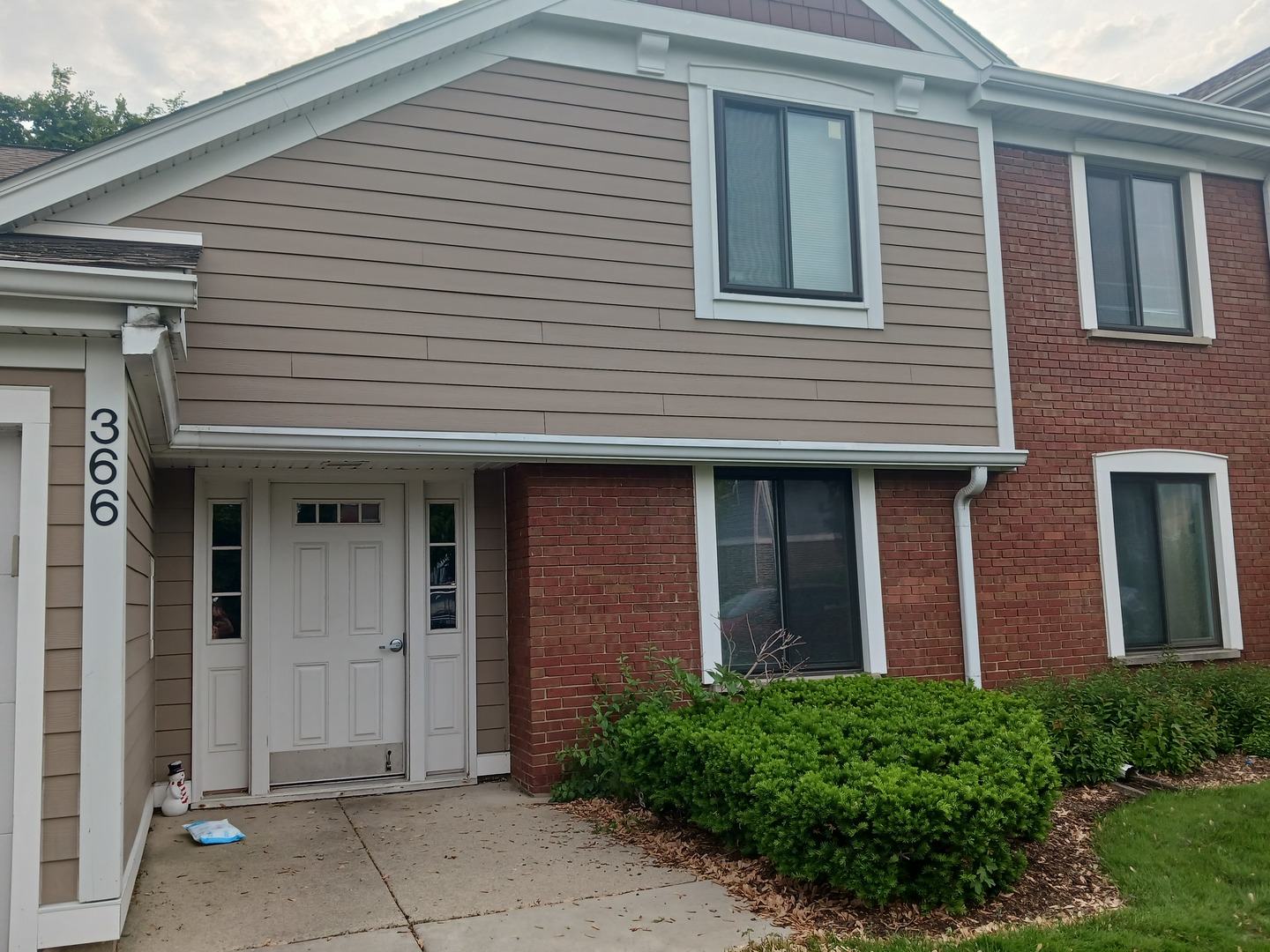 366 Pinetree Lane, Unit B1 Schaumburg, IL 60193 - Photo 2 of 23 a view of brick house with large windows