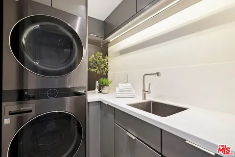 $4,895,000 | 10558 Fontenelle Way, Los Angeles, CA 90077