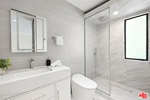 $4,895,000 | 10558 Fontenelle Way, Los Angeles, CA 90077