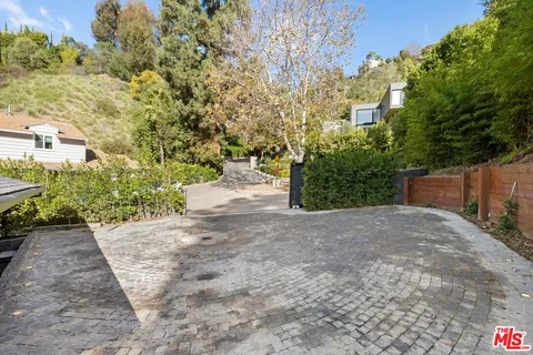 $4,895,000 | 10558 Fontenelle Way, Los Angeles, CA 90077