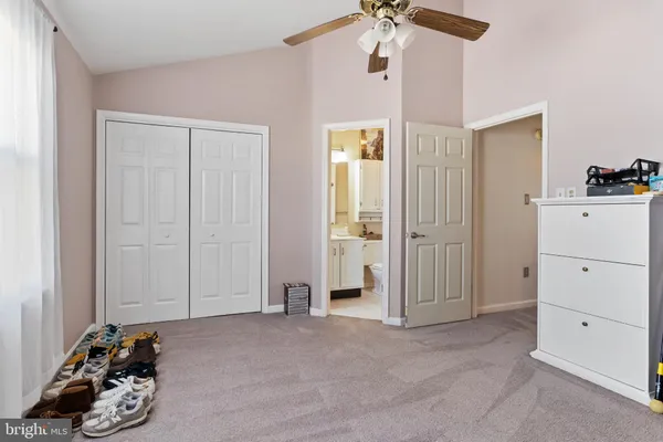 a view of a livingroom with closet