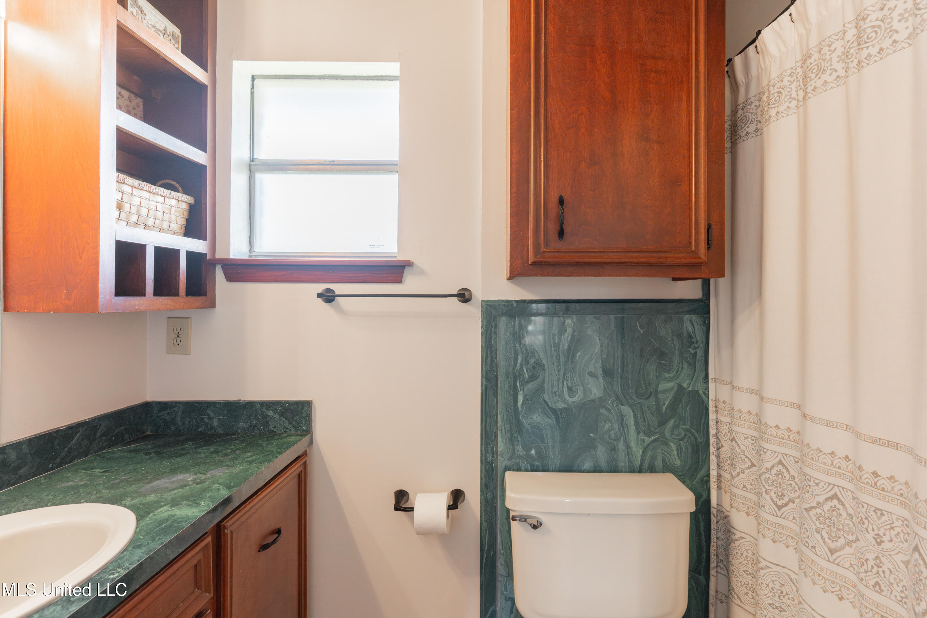 1419 Huntcliff Way Clinton, MS 39056 - Photo 35 of 67 35-PrimaryBathoom