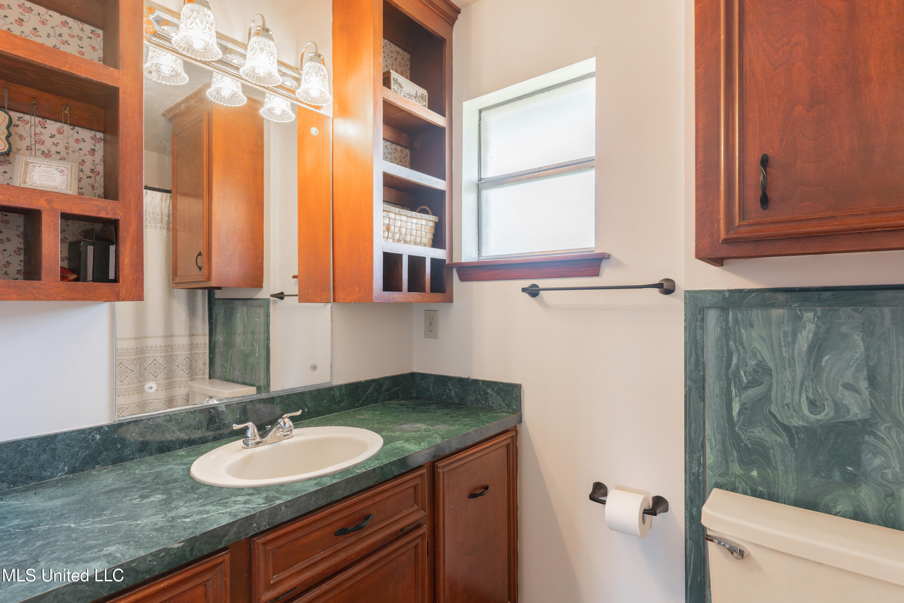 1419 Huntcliff Way Clinton, MS 39056 - Photo 37 of 67 37-PrimaryBathoom