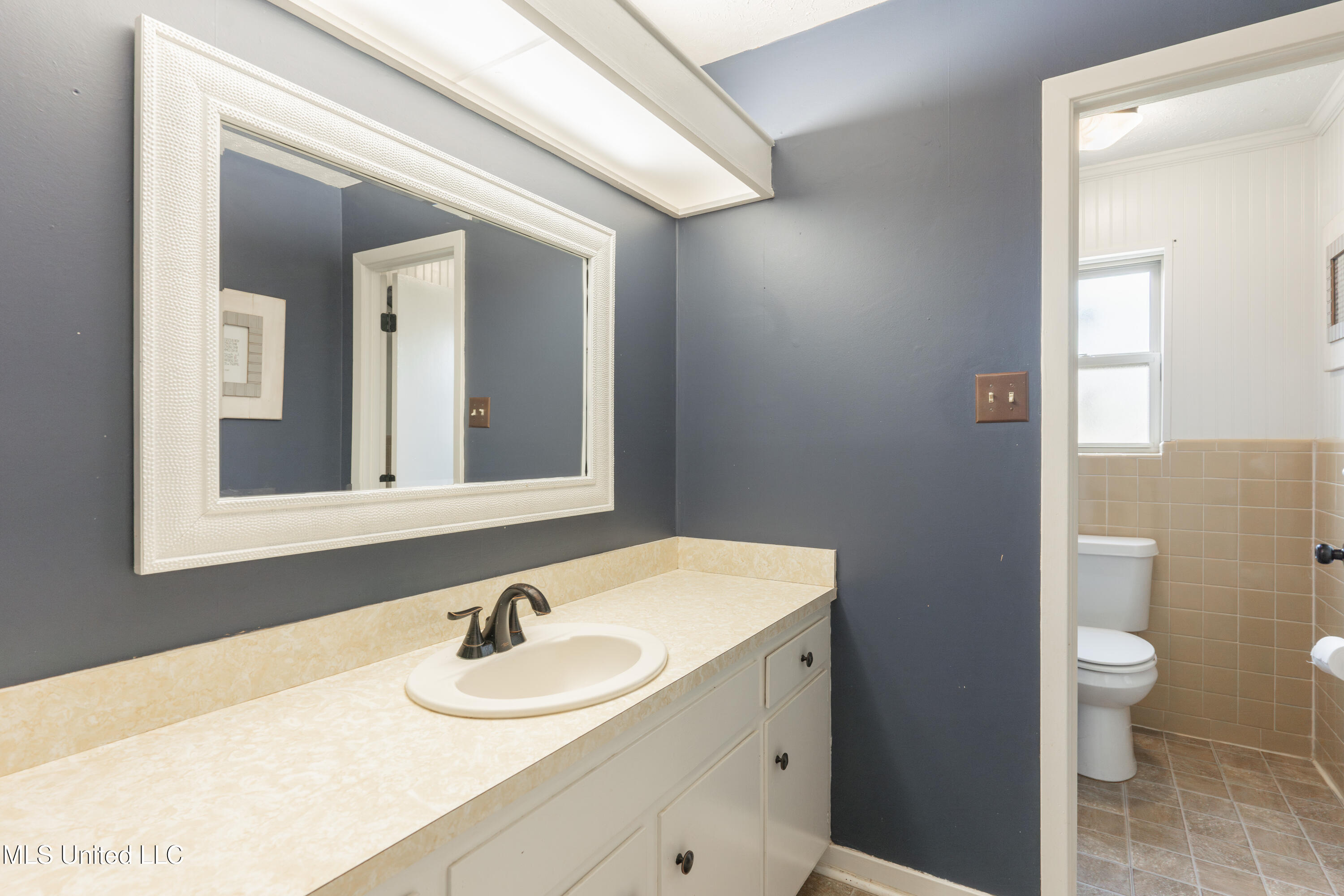 1419 Huntcliff Way Clinton, MS 39056 - Photo 43 of 67 43-HallBathroom