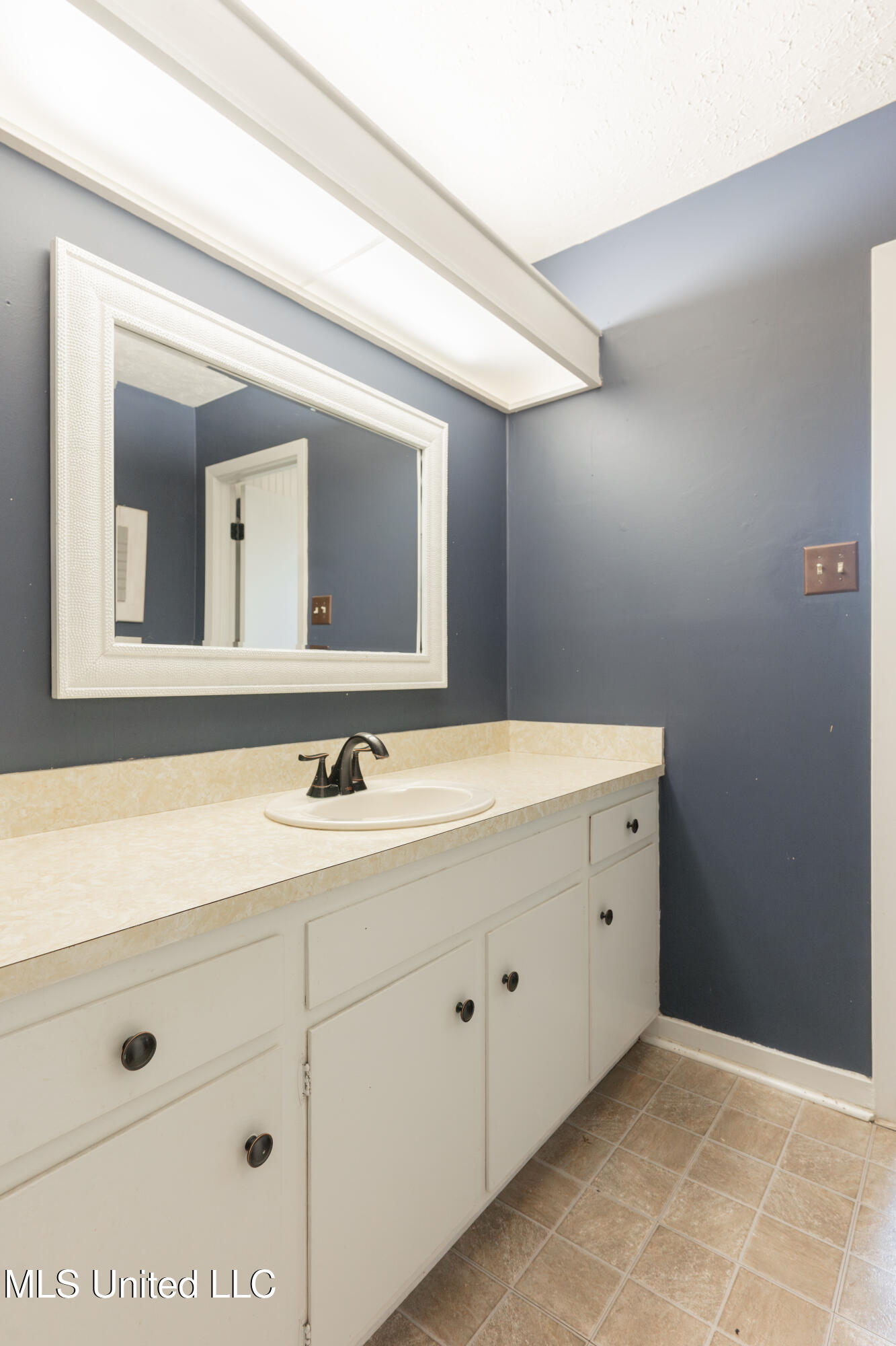 1419 Huntcliff Way Clinton, MS 39056 - Photo 44 of 67 44-HallBathroom