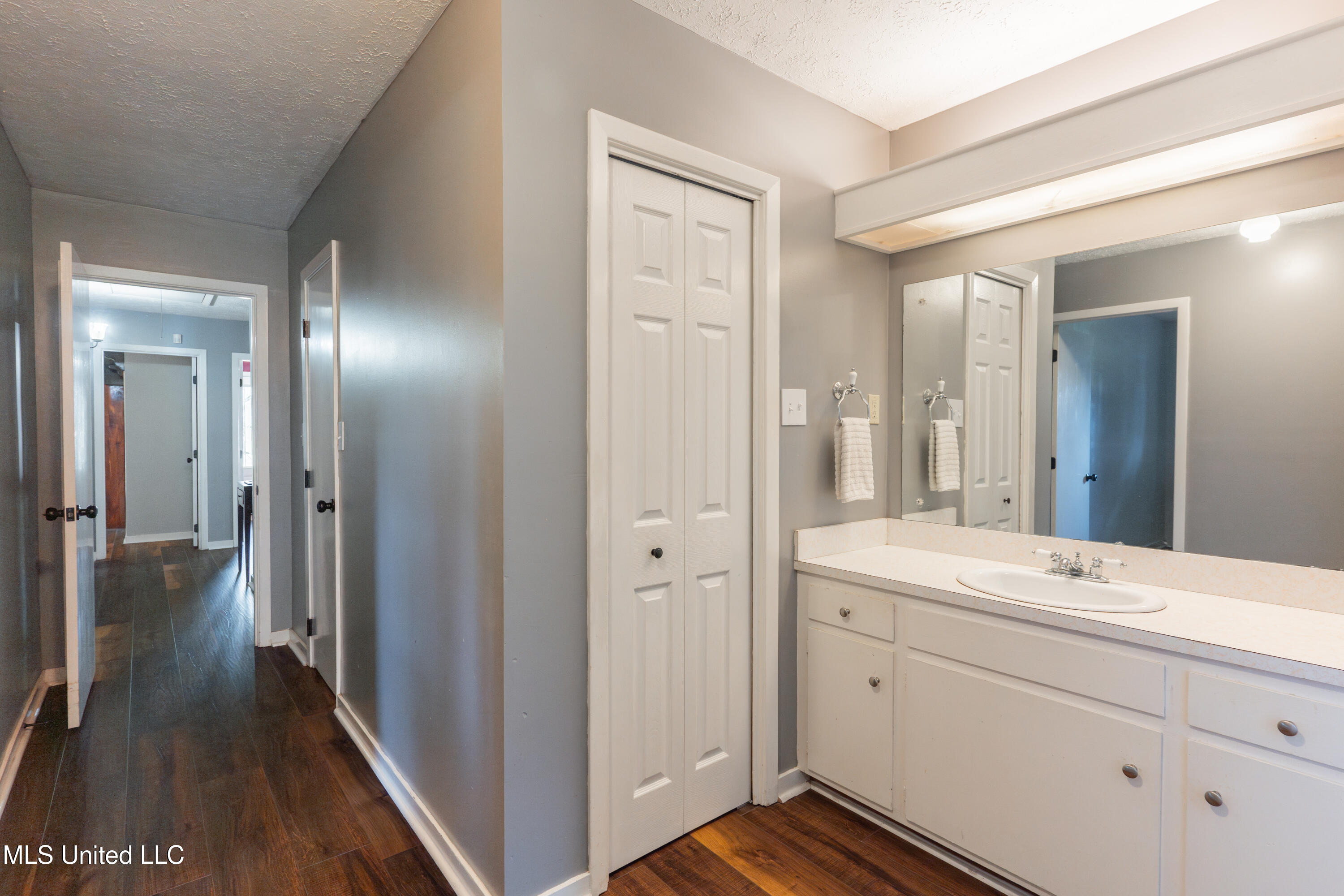 1419 Huntcliff Way Clinton, MS 39056 - Photo 54 of 67 54-HallBathroom