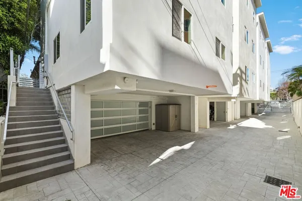 $7,500 | 1745 South Barrington Avenue, Los Angeles, CA 90025