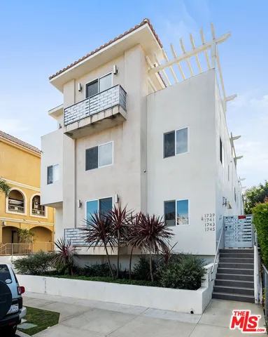 $8,000 | 1745 South Barrington Avenue, Los Angeles, CA 90025