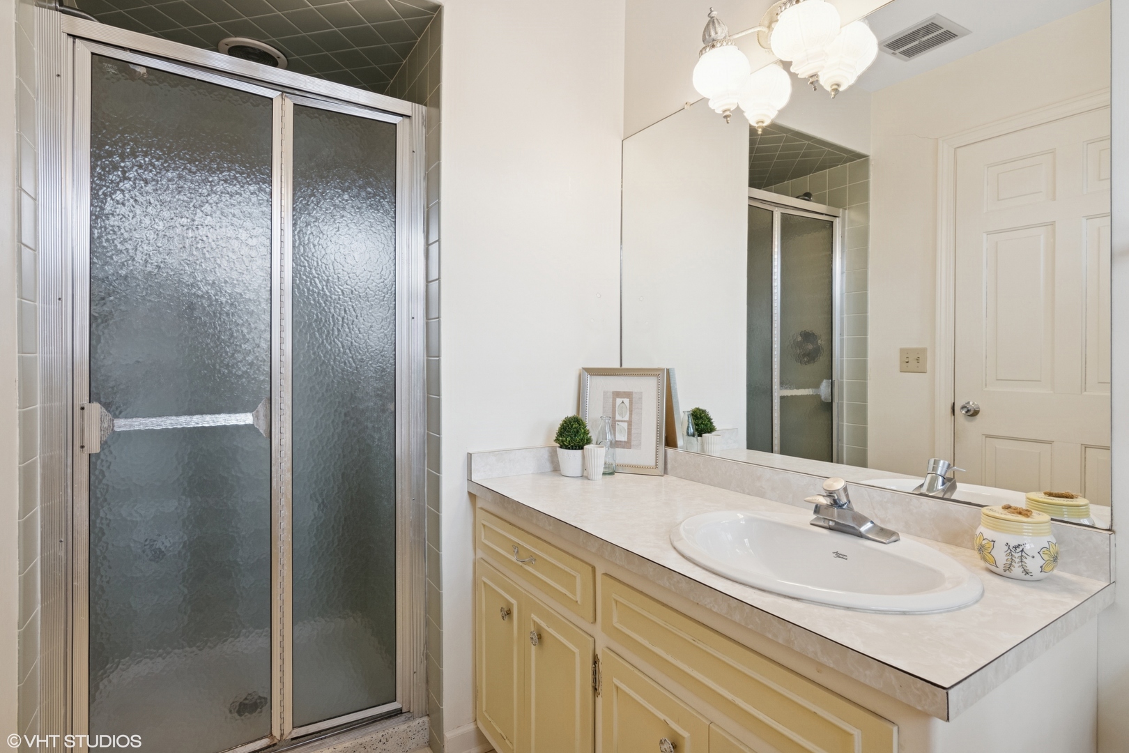 429 Grant Avenue Geneva, IL 60134 - Photo 26 of 34 a bathroom with a sink vanity and a mirror
