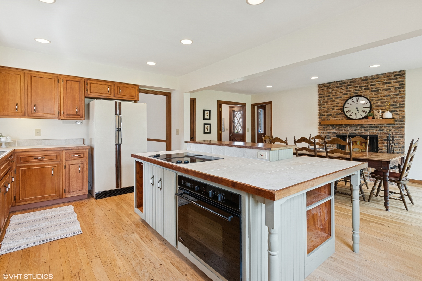 429 Grant Avenue Geneva, IL 60134 - Photo 6 of 34 a kitchen with a stove a refrigerator and a dining table