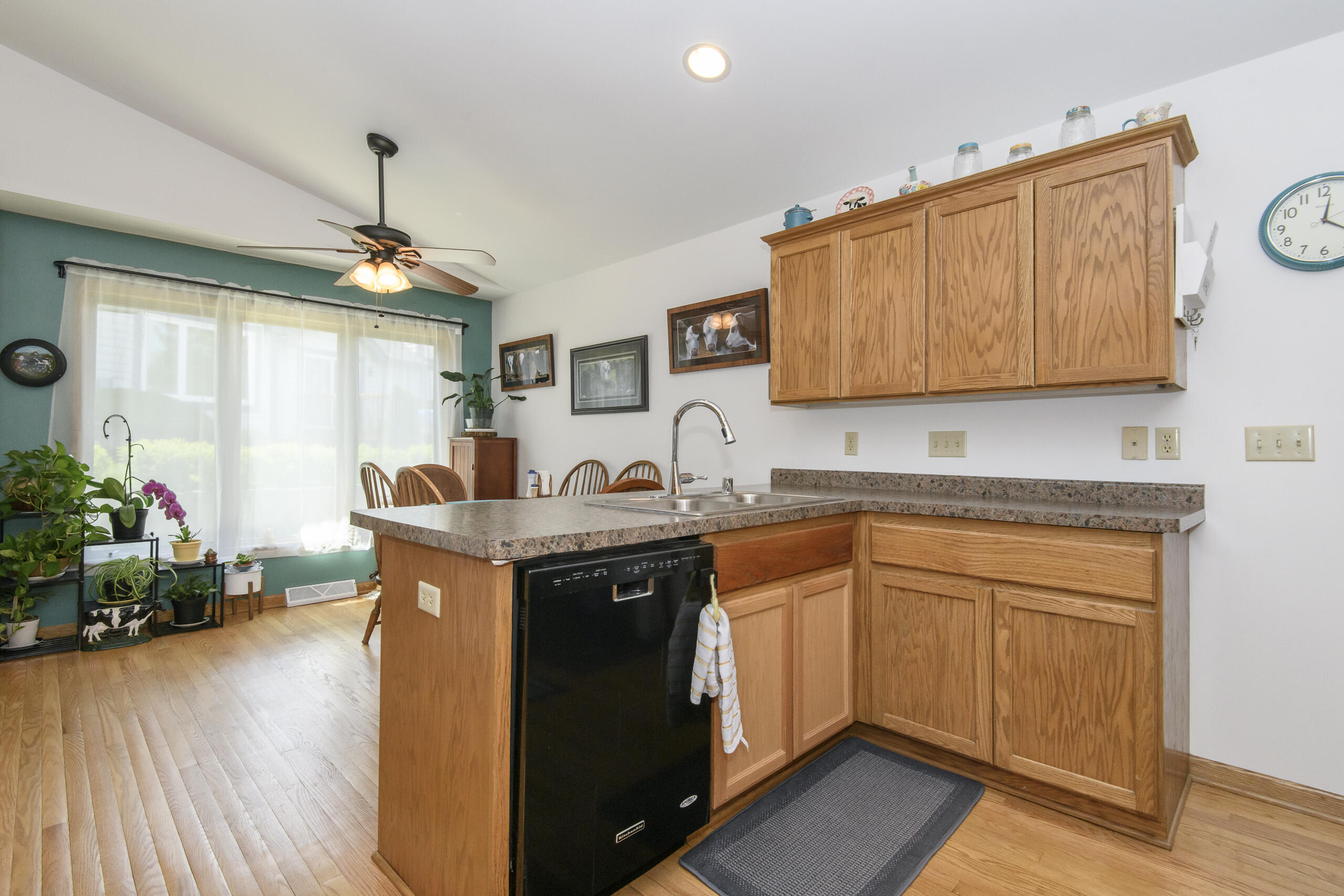 966 Bay View Circle Mukwonago, WI 53149 - Photo 12 of 44 Kitchen