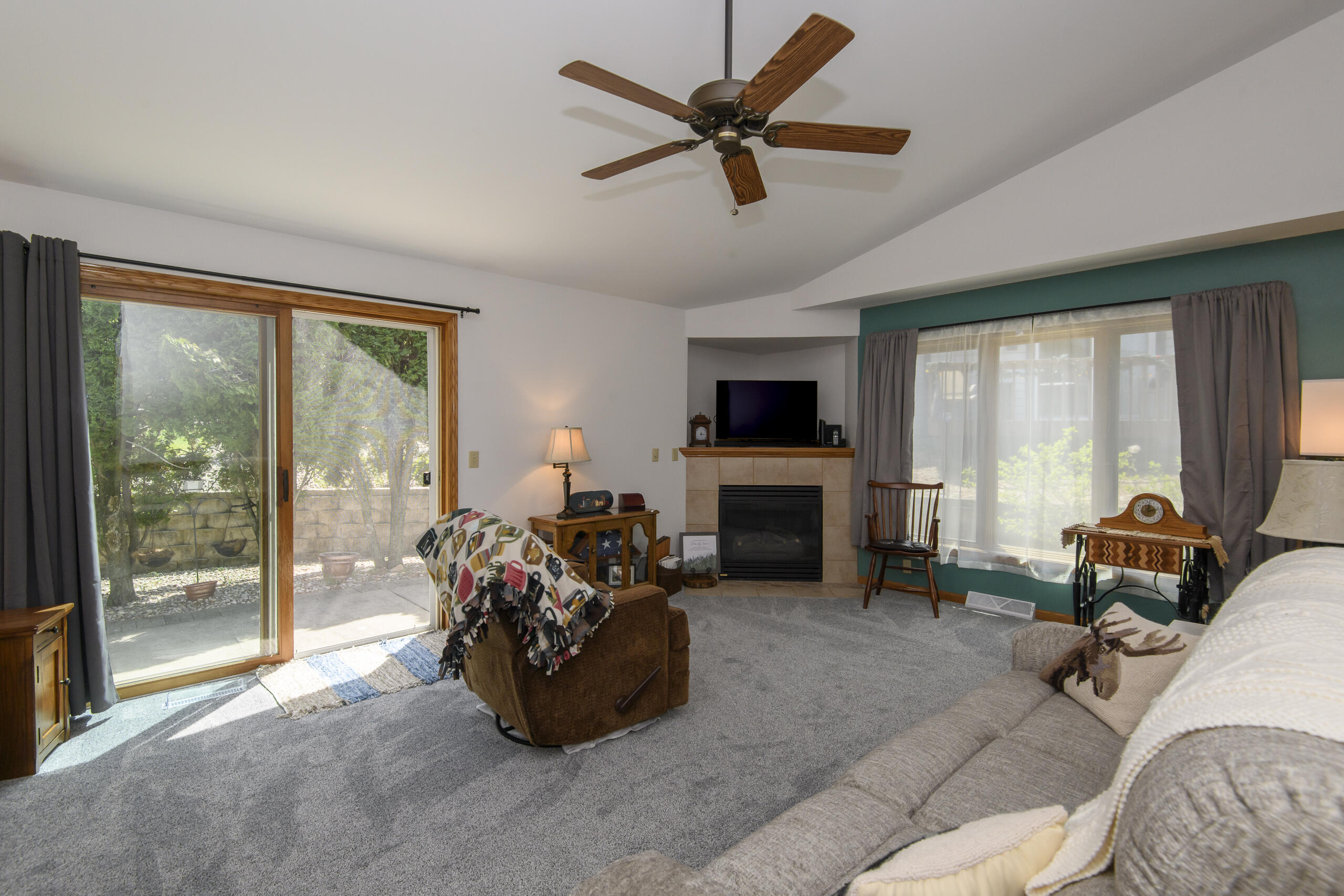 966 Bay View Circle Mukwonago, WI 53149 - Photo 3 of 44 Living Room
