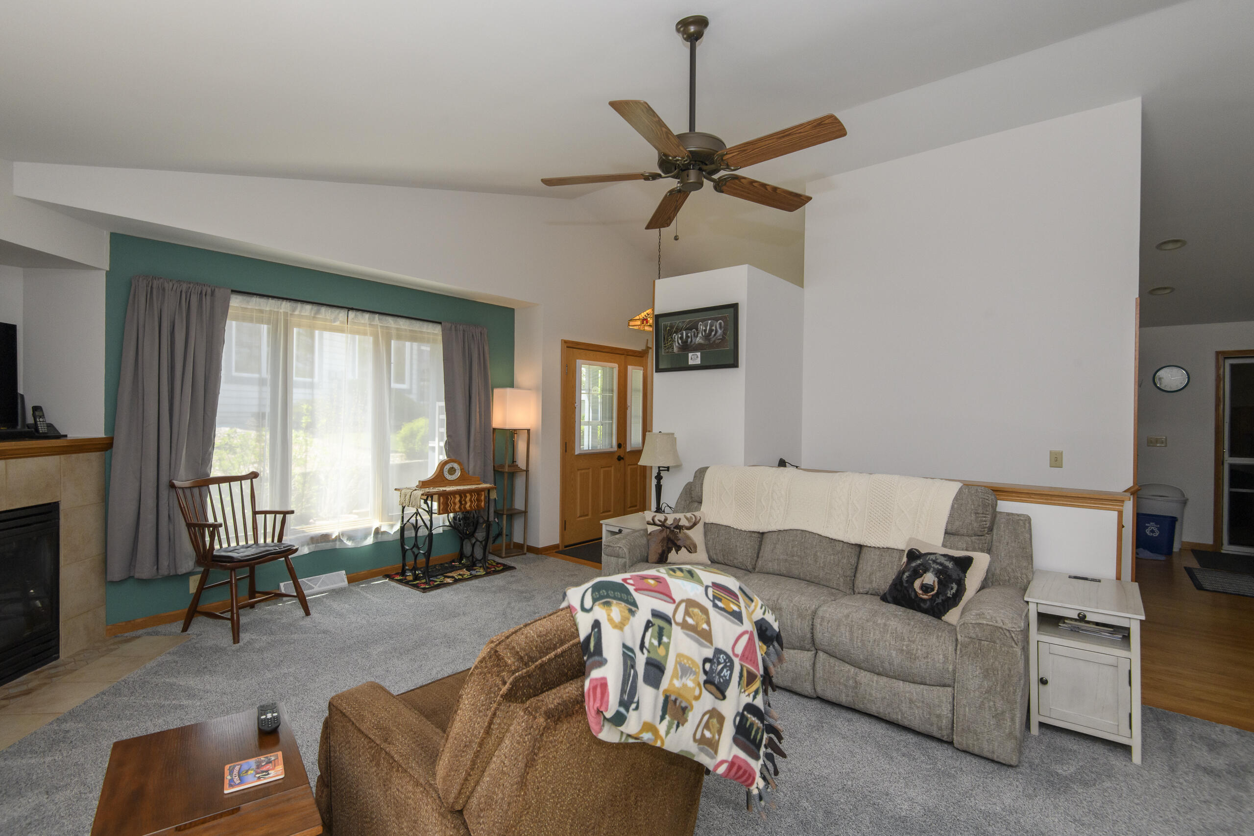 966 Bay View Circle Mukwonago, WI 53149 - Photo 4 of 44 Living Room