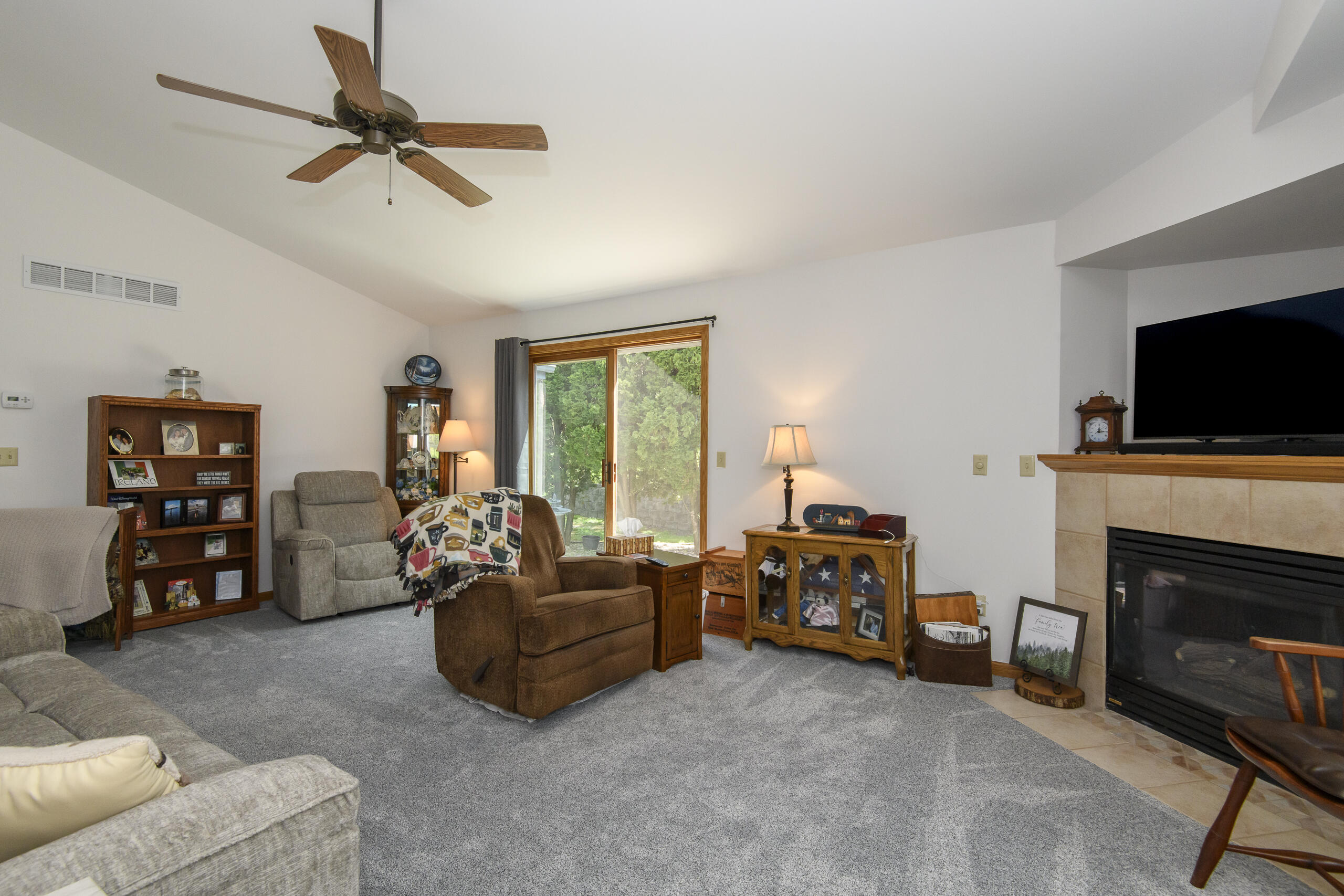 966 Bay View Circle Mukwonago, WI 53149 - Photo 5 of 44 living Room