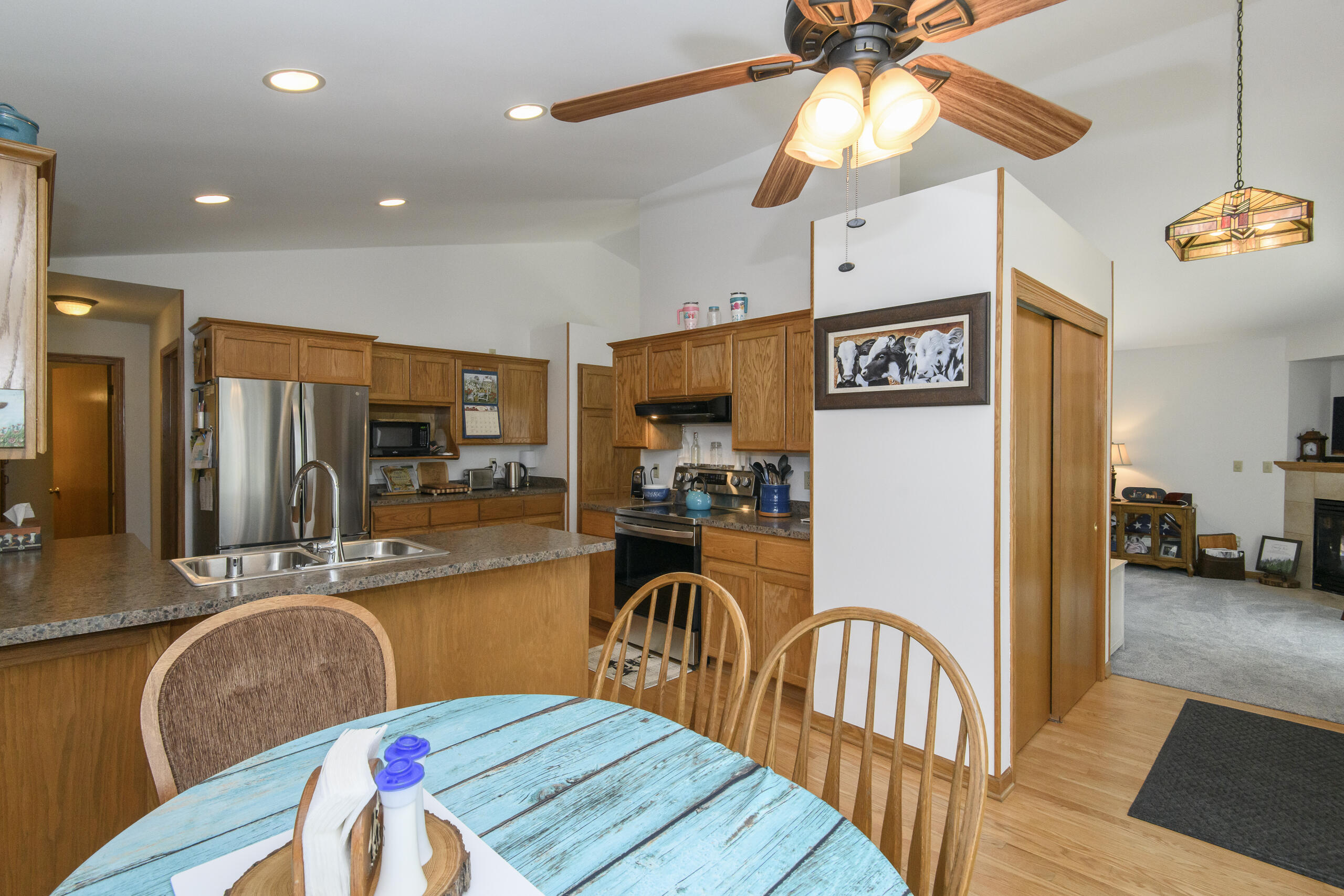 966 Bay View Circle Mukwonago, WI 53149 - Photo 10 of 44 Kitchen