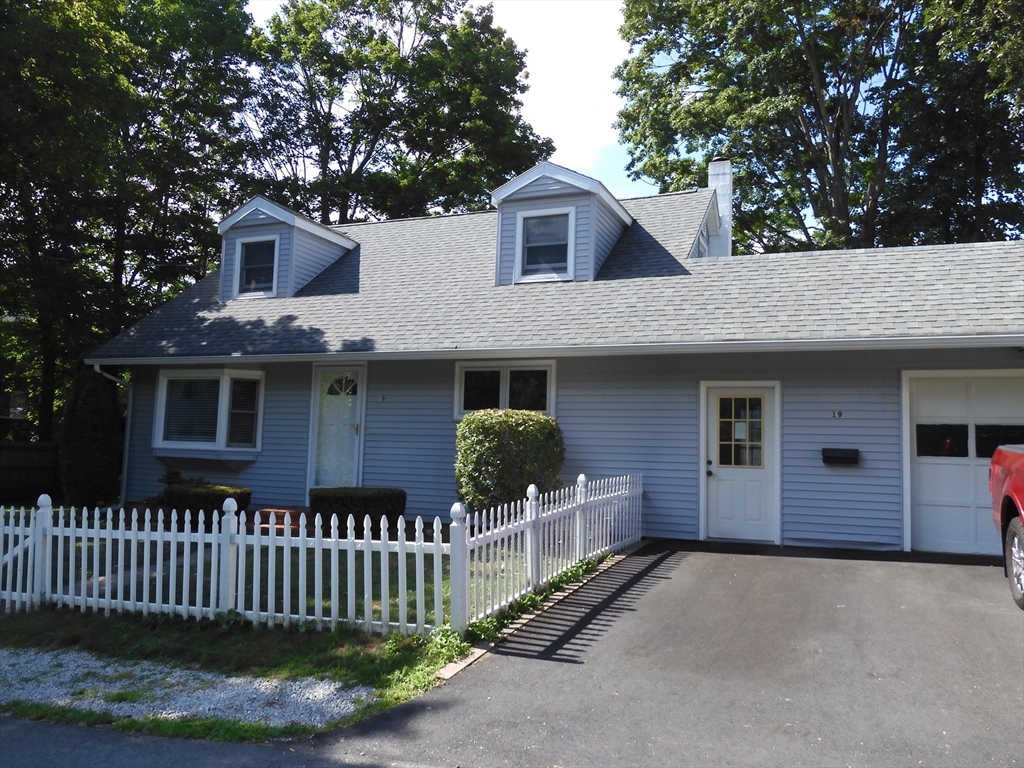 19 Perkins Street Amesbury, MA 01913 - Photo 2 of 27