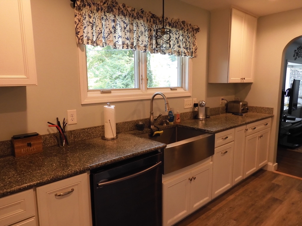 19 Perkins Street Amesbury, MA 01913 - Photo 4 of 27