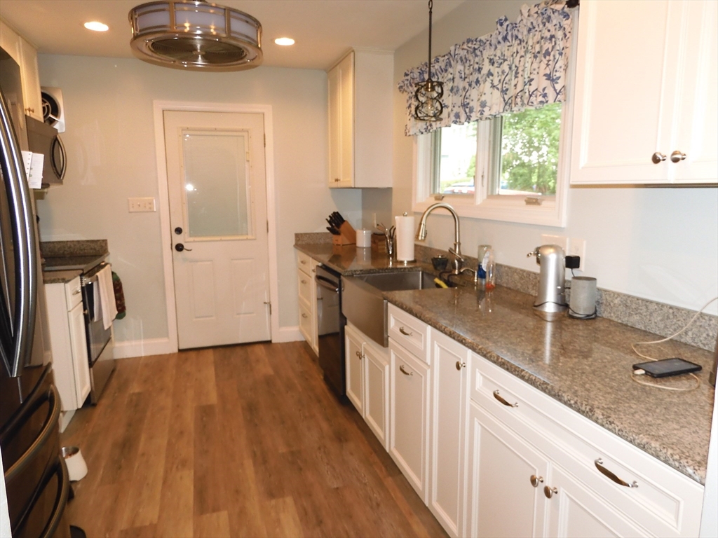 19 Perkins Street Amesbury, MA 01913 - Photo 5 of 27