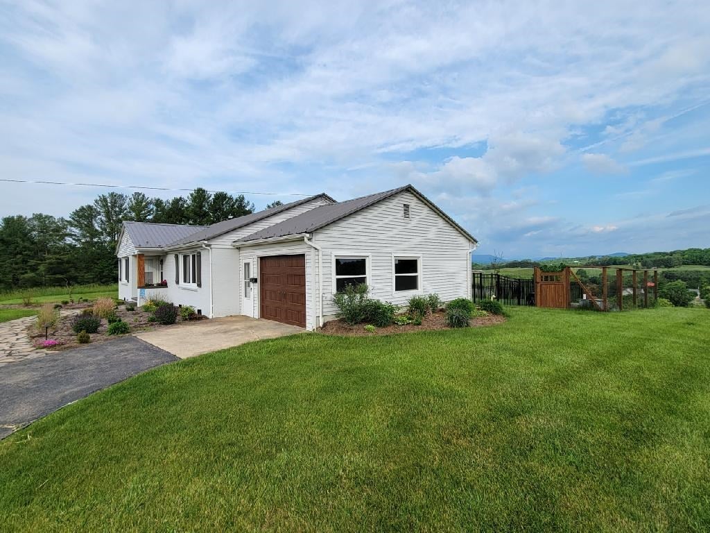320 Armory Road Galax, VA 24333 - Photo 3 of 22 Gallery Image 3