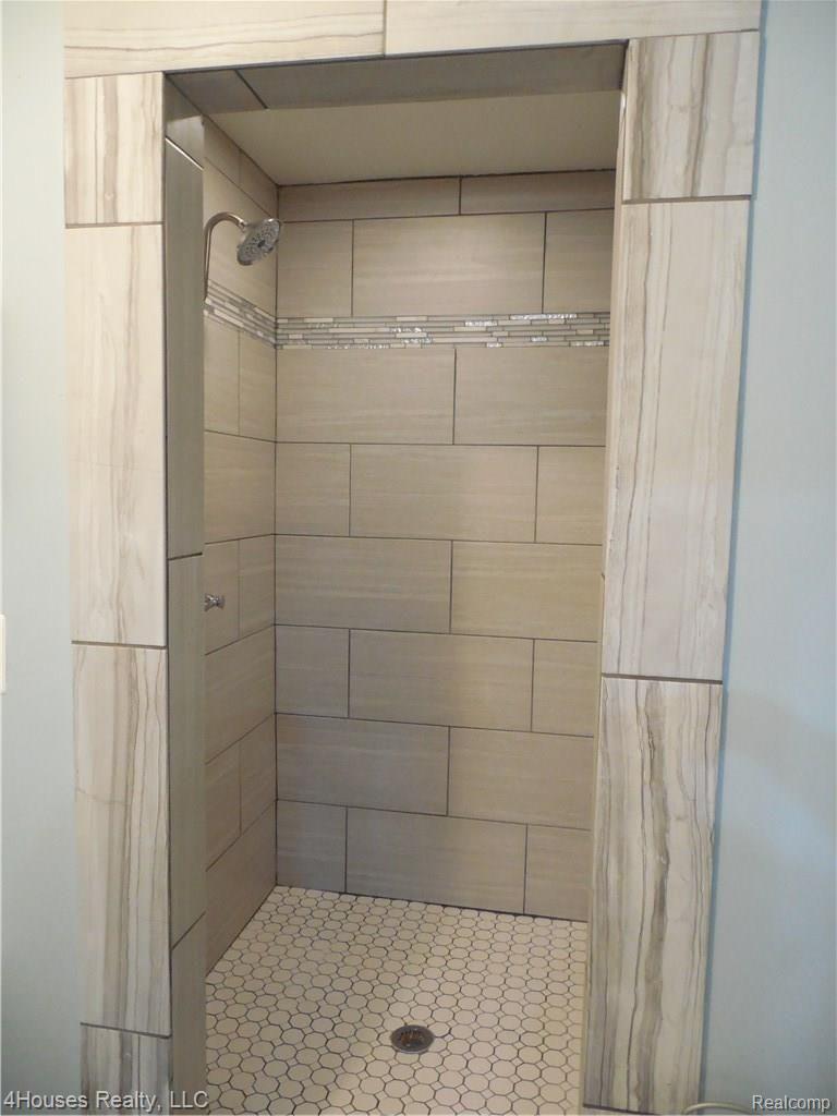 2686 New England Drive Rochester, MI 48309 - Photo 29 of 58 Tiled shower