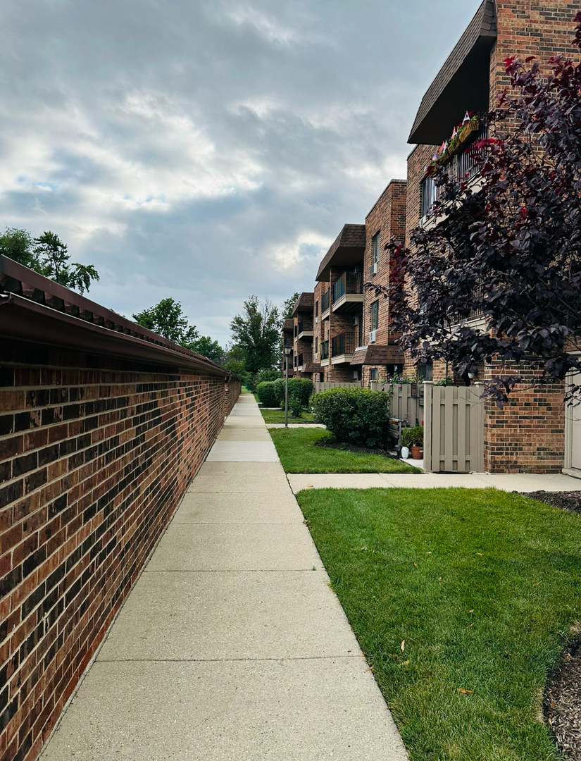 3515 Central Road, Unit 103 Glenview, IL 60025 - Photo 19 of 27 a backyard of a house with lots of green space