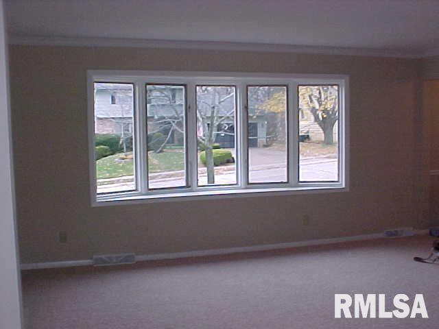 3119 Fairhaven Road Davenport, IA 52807 - Photo 3 of 9 Gallery Image 3