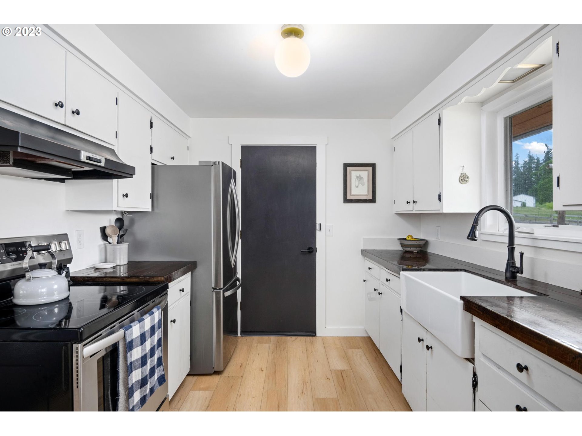 32877 South Wright Road Molalla, OR 97038 - Photo 11 of 34 a kitchen with stainless steel appliances granite countertop a sink stove and refrigerator