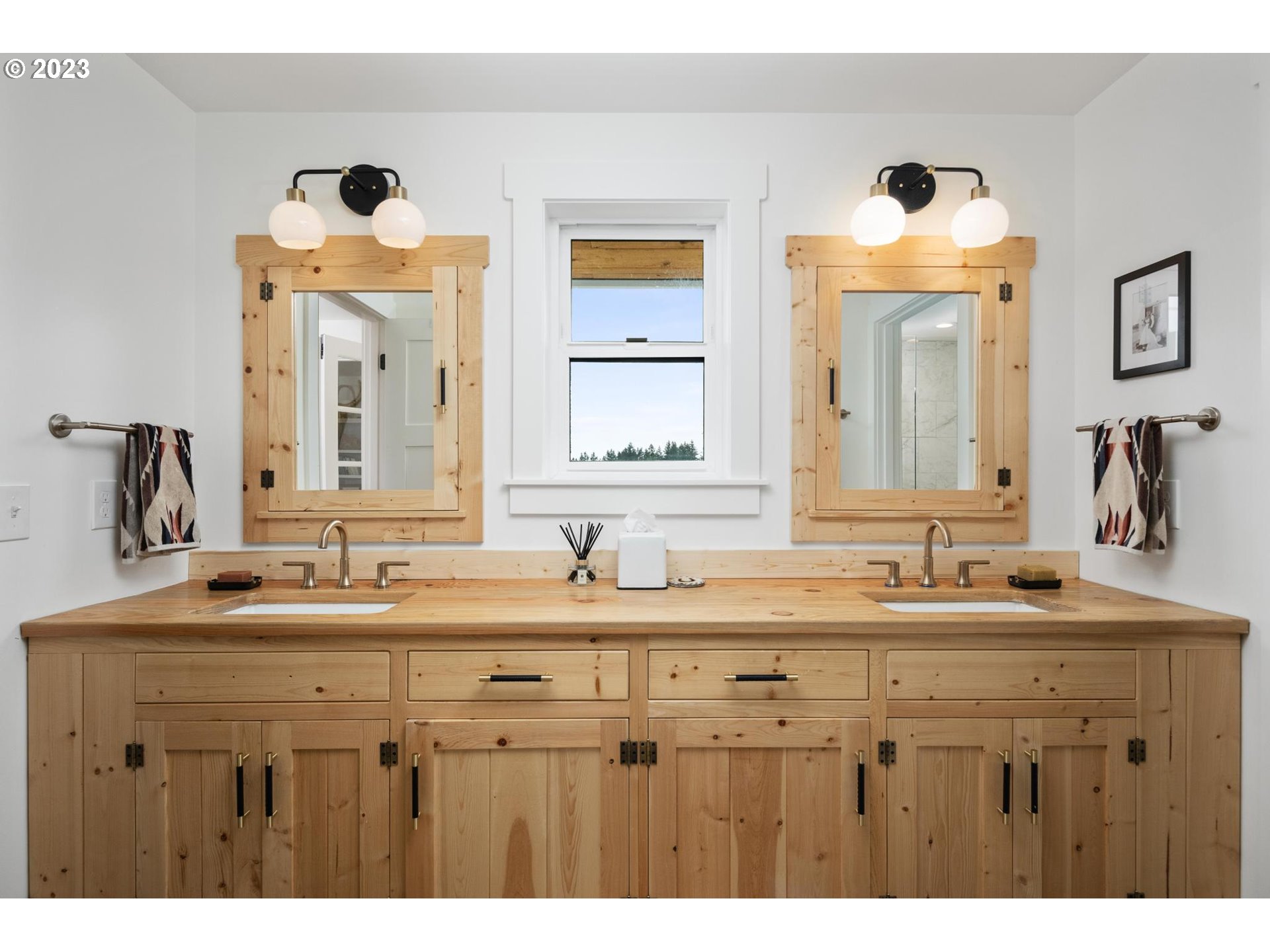 32877 South Wright Road Molalla, OR 97038 - Photo 16 of 34 a bathroom with a sink and a mirror
