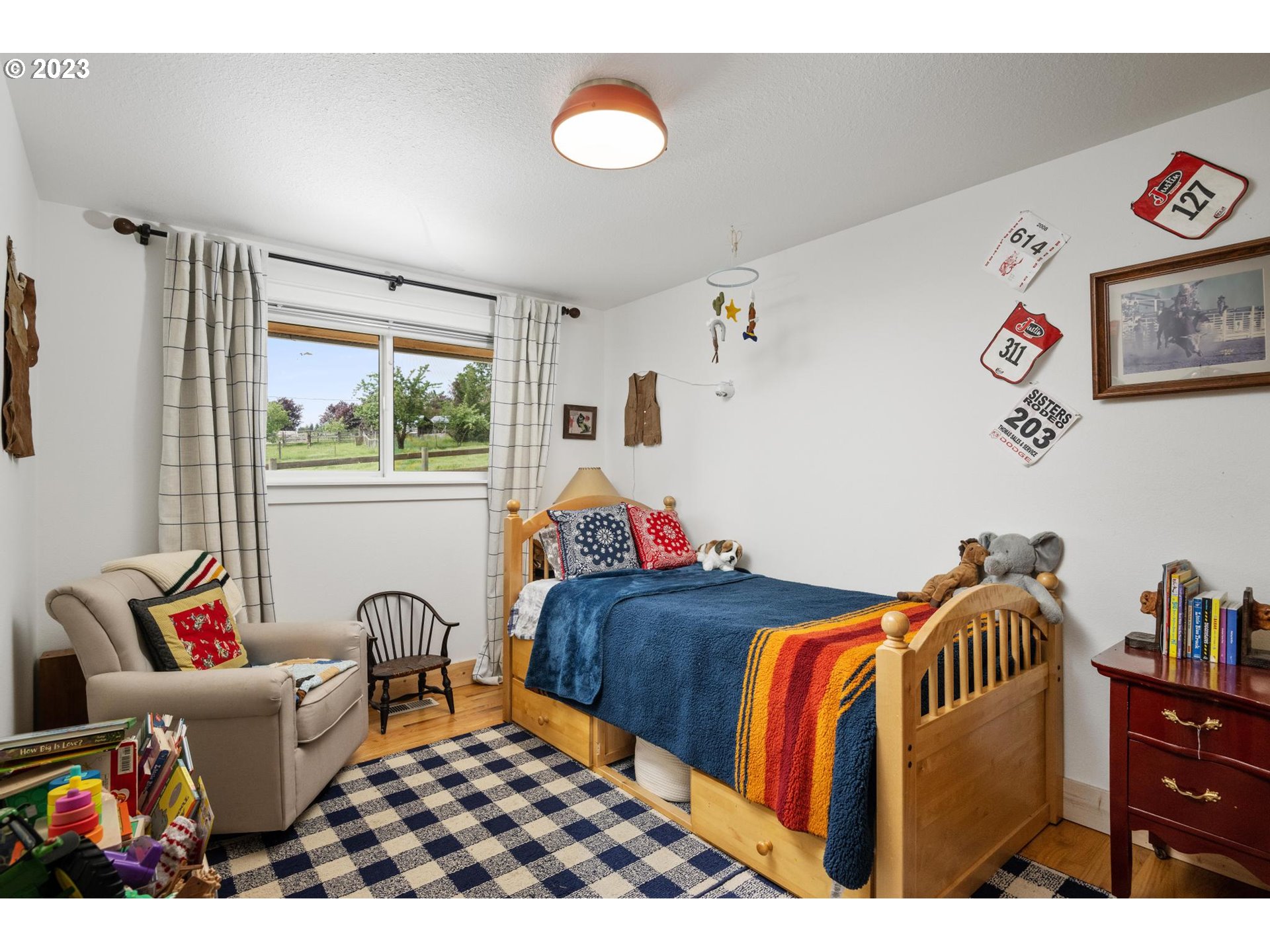 32877 South Wright Road Molalla, OR 97038 - Photo 19 of 34 a bedroom with two beds and a couch