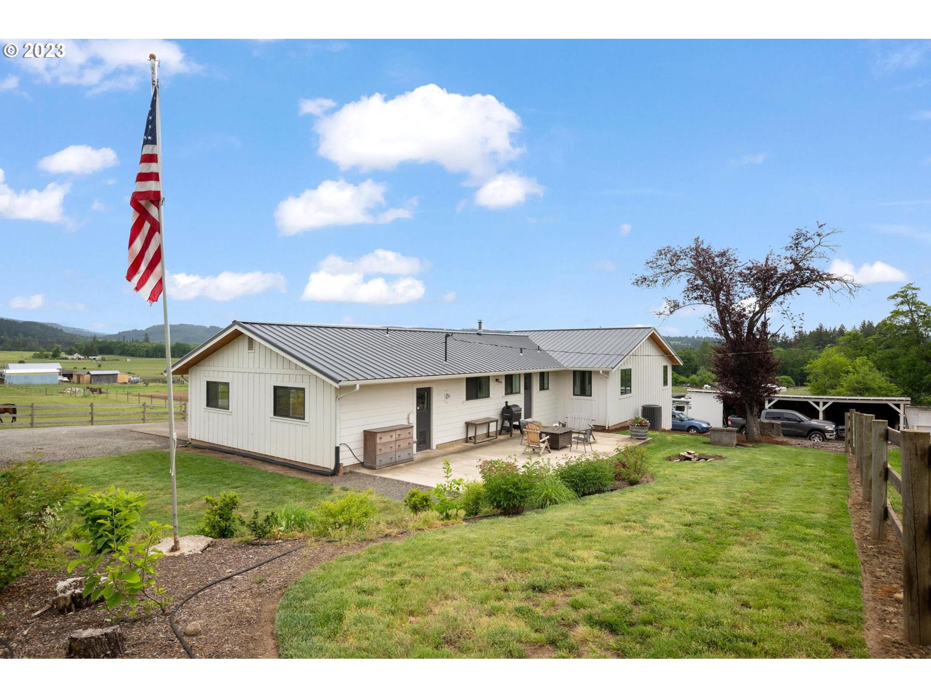 32877 South Wright Road Molalla, OR 97038 - Photo 26 of 34 a view of a house with a big yard