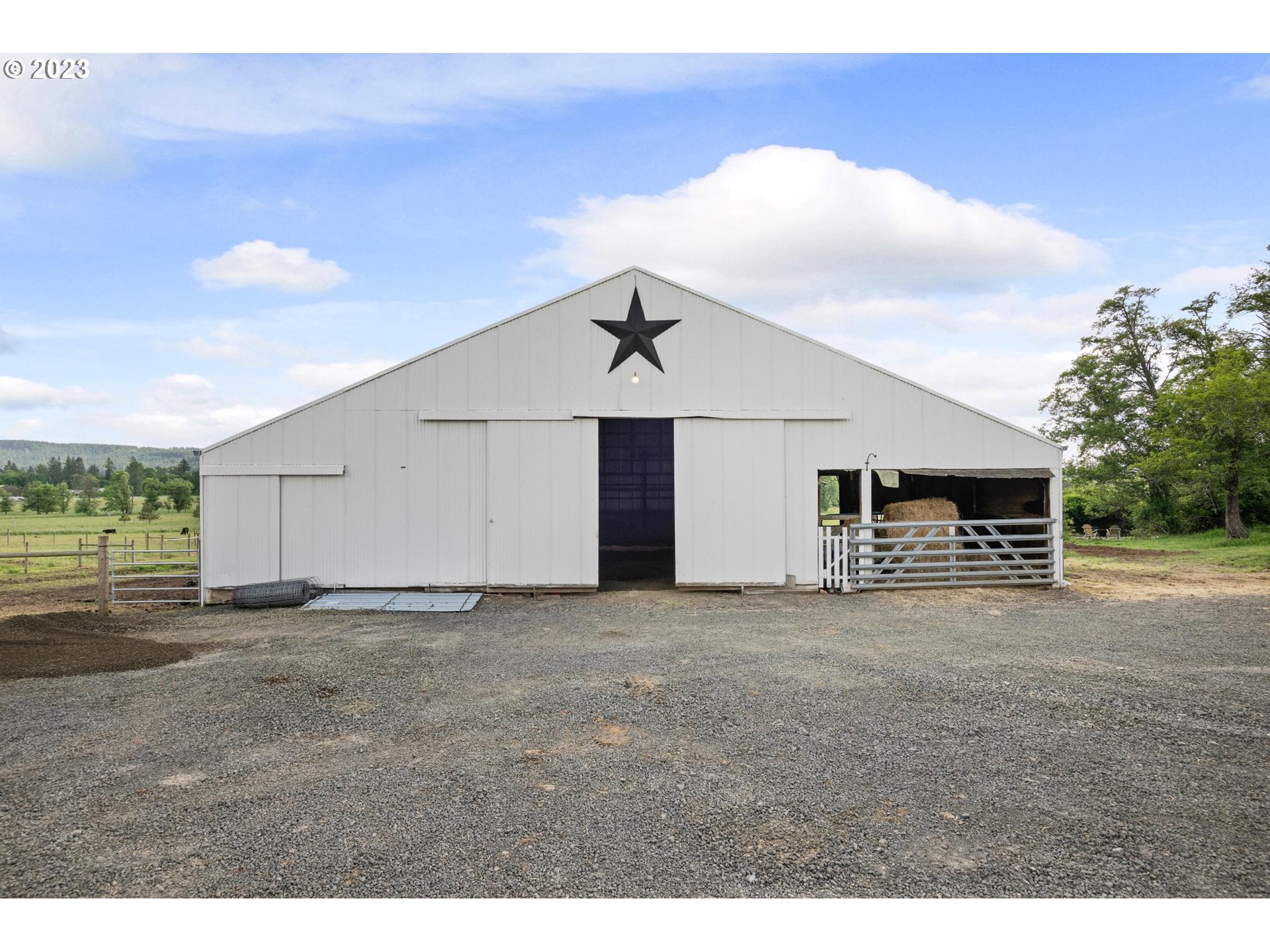 32877 South Wright Road Molalla, OR 97038 - Photo 28 of 34 a view of a garage