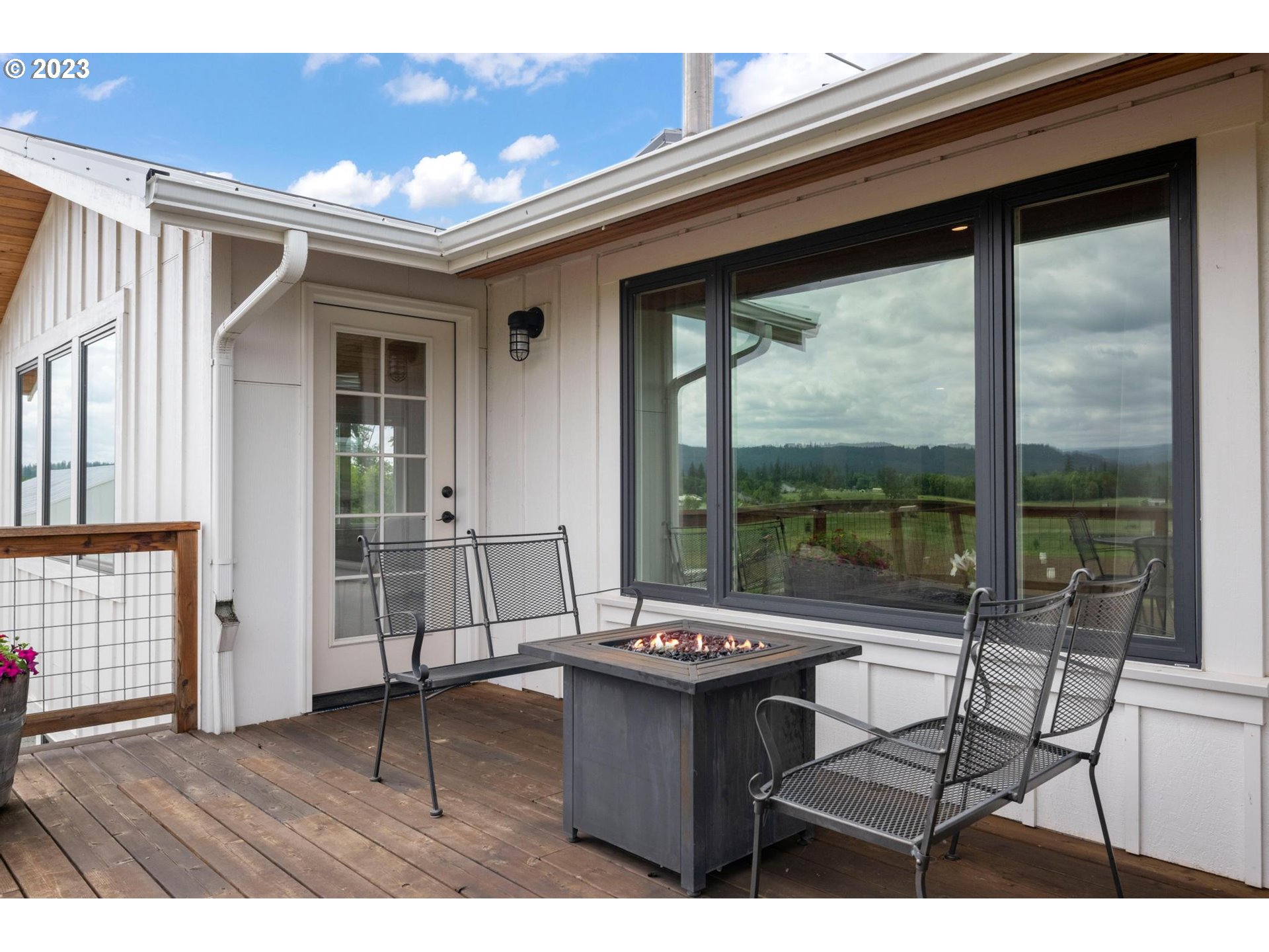 32877 South Wright Road Molalla, OR 97038 - Photo 6 of 34 a living room with furniture and a window