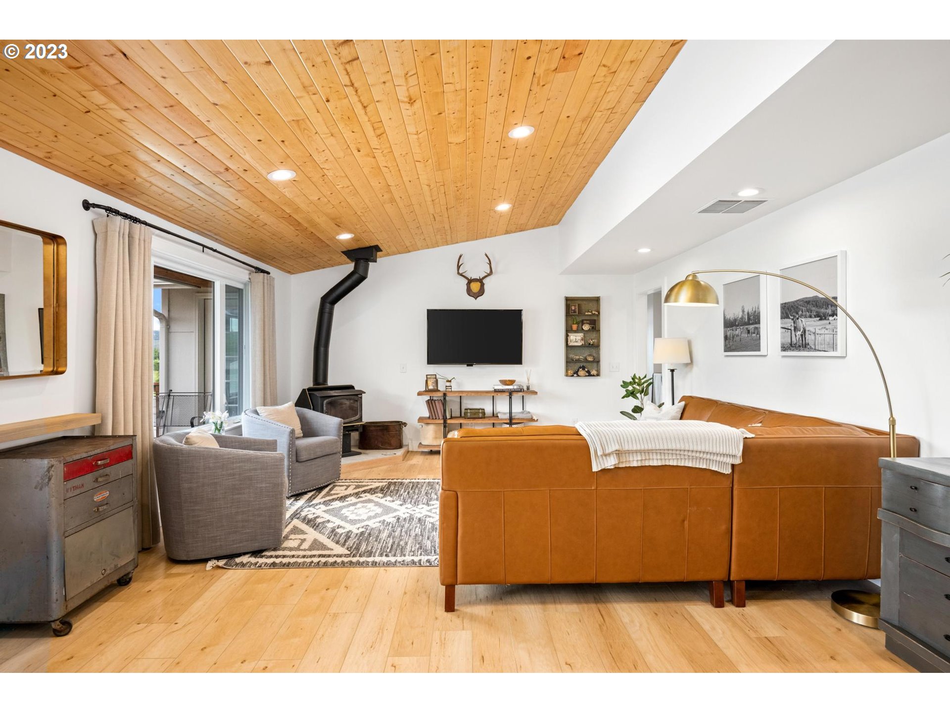 32877 South Wright Road Molalla, OR 97038 - Photo 7 of 34 a living room with furniture and a flat screen tv