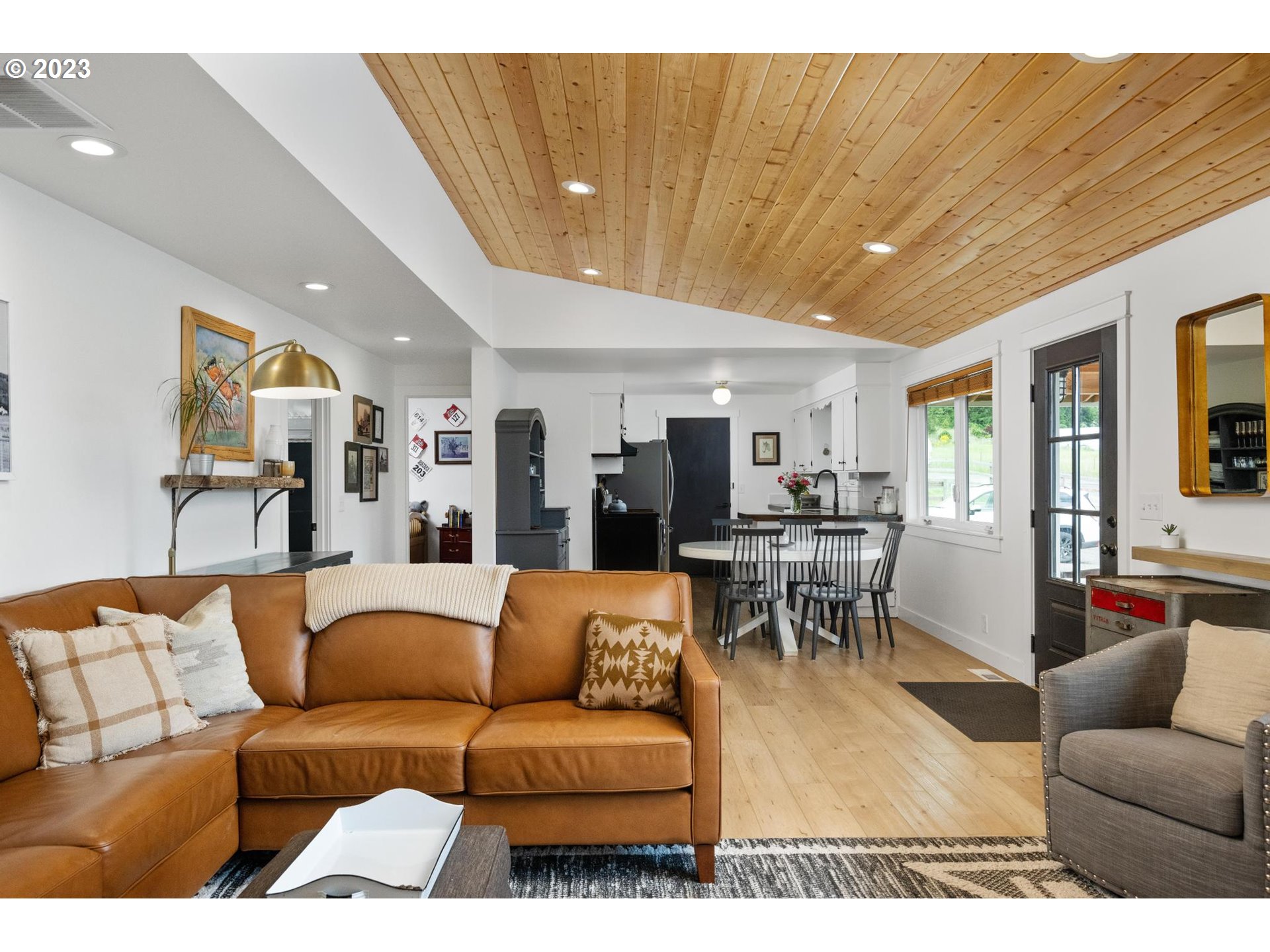 32877 South Wright Road Molalla, OR 97038 - Photo 9 of 34 a living room with furniture and a table