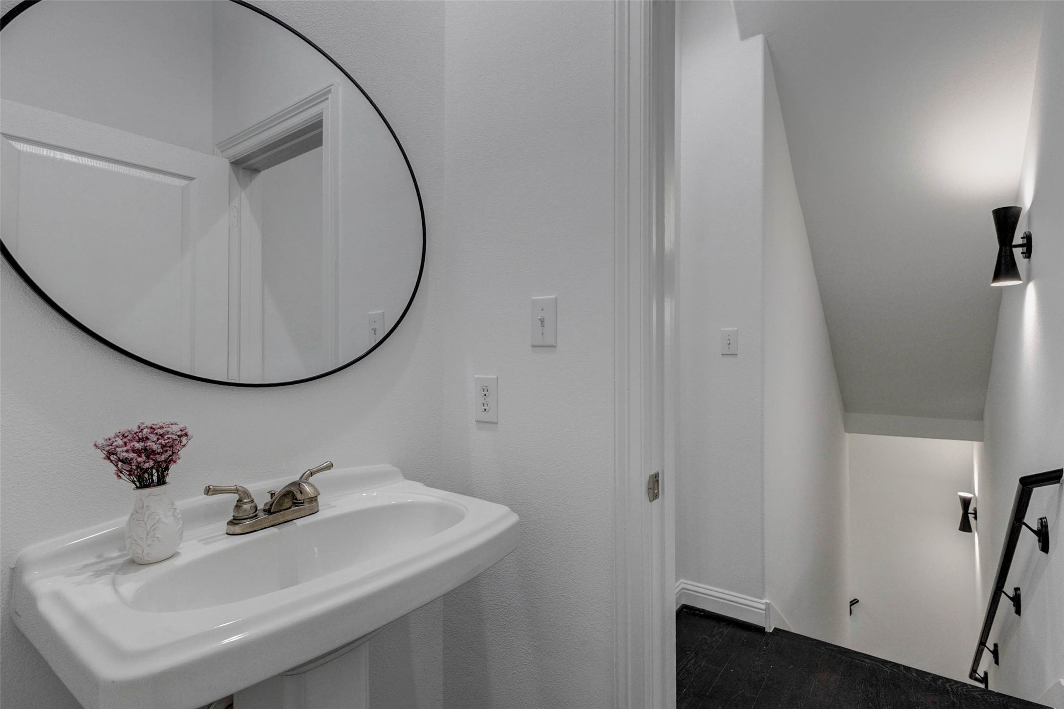 19 Versante Court Houston, TX 77070 - Photo 19 of 40 Half bath on the second floor, perfect for entertaing.