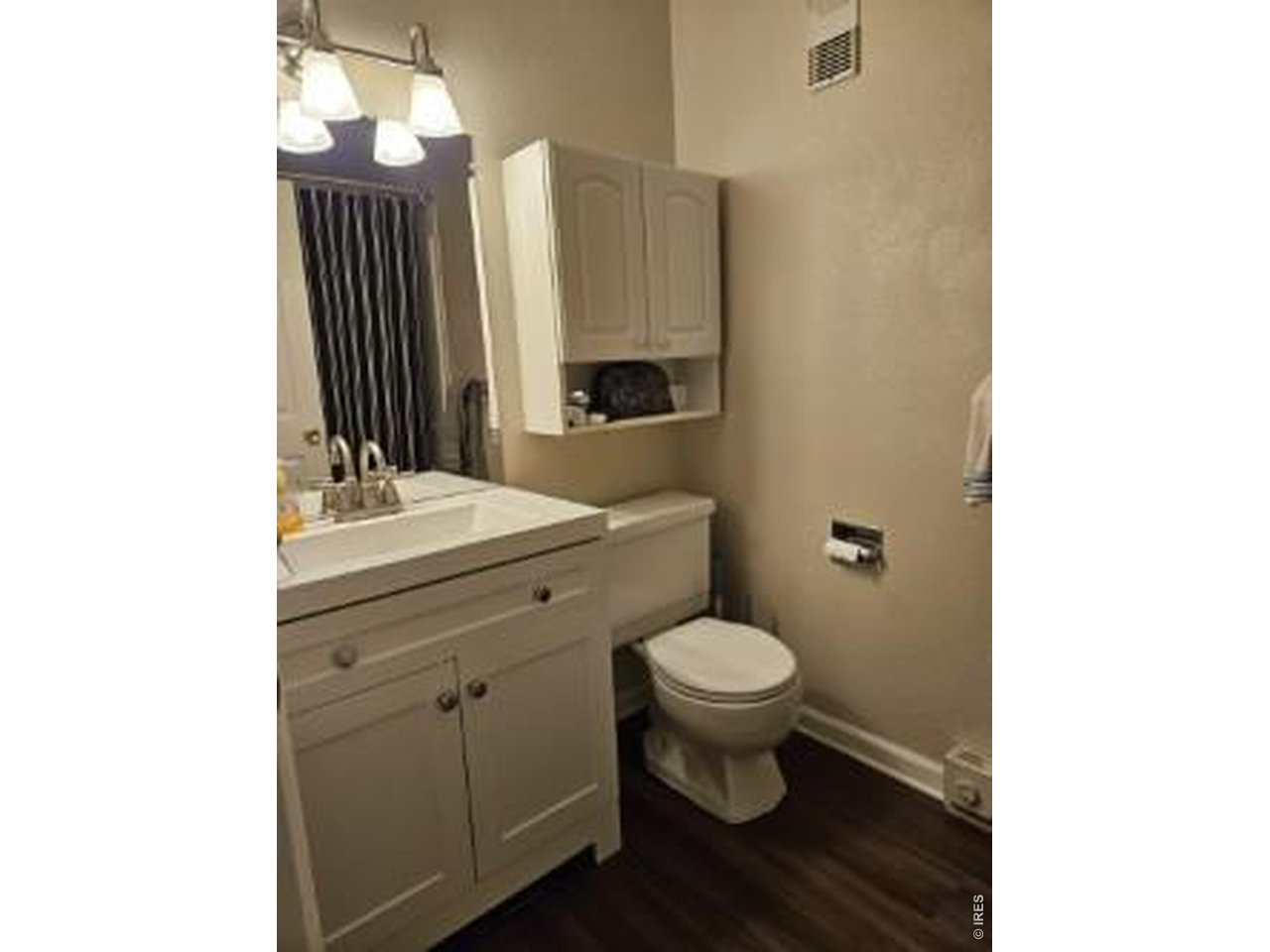 925 Columbia Road, Unit 111 Fort Collins, CO 80525 - Photo 9 of 16 Bathroom with tub.