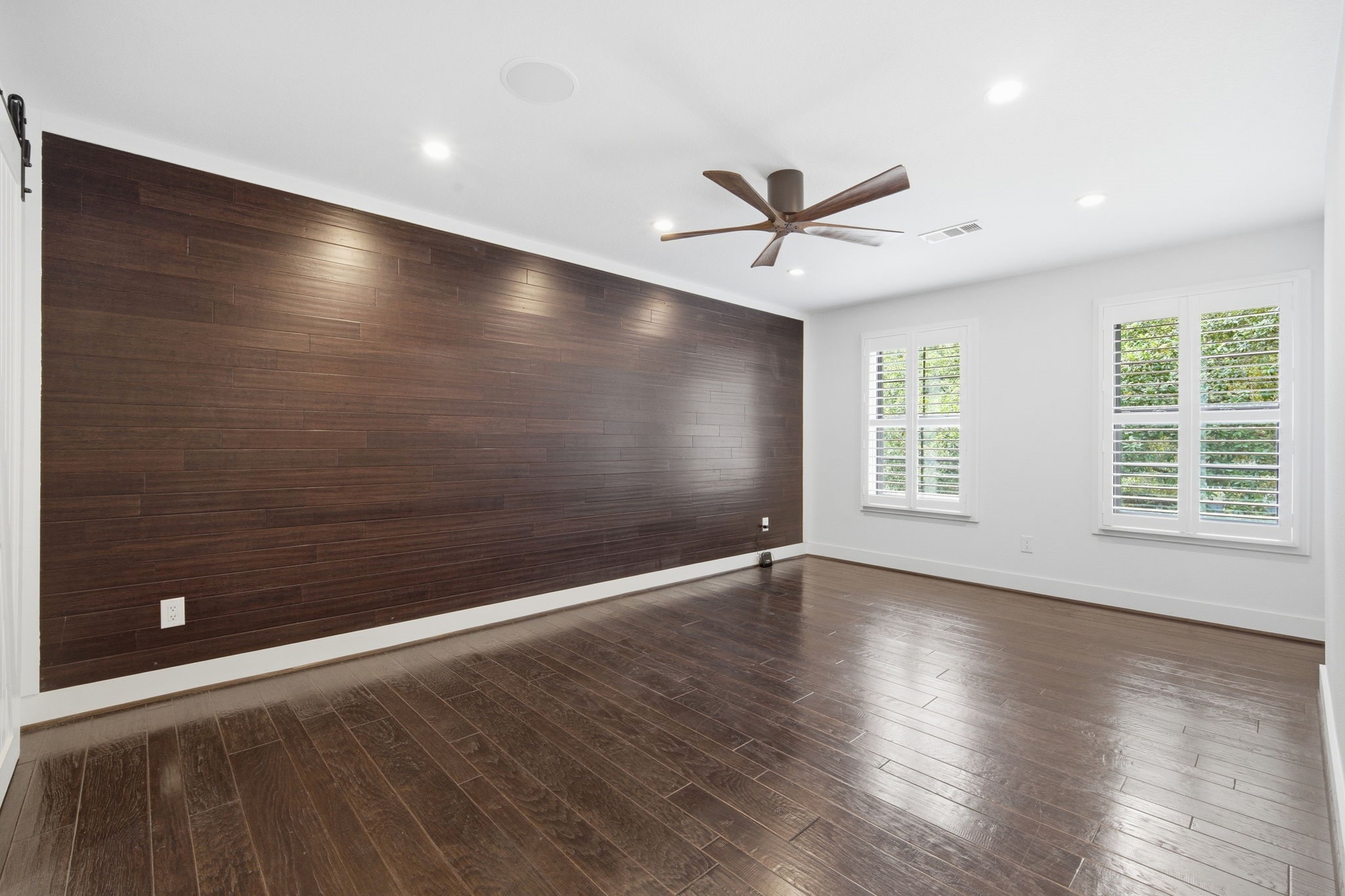 14 Ridgeline Court Spring, TX 77381 - Photo 19 of 40 Primary Bedroom with beautiful accent wall.