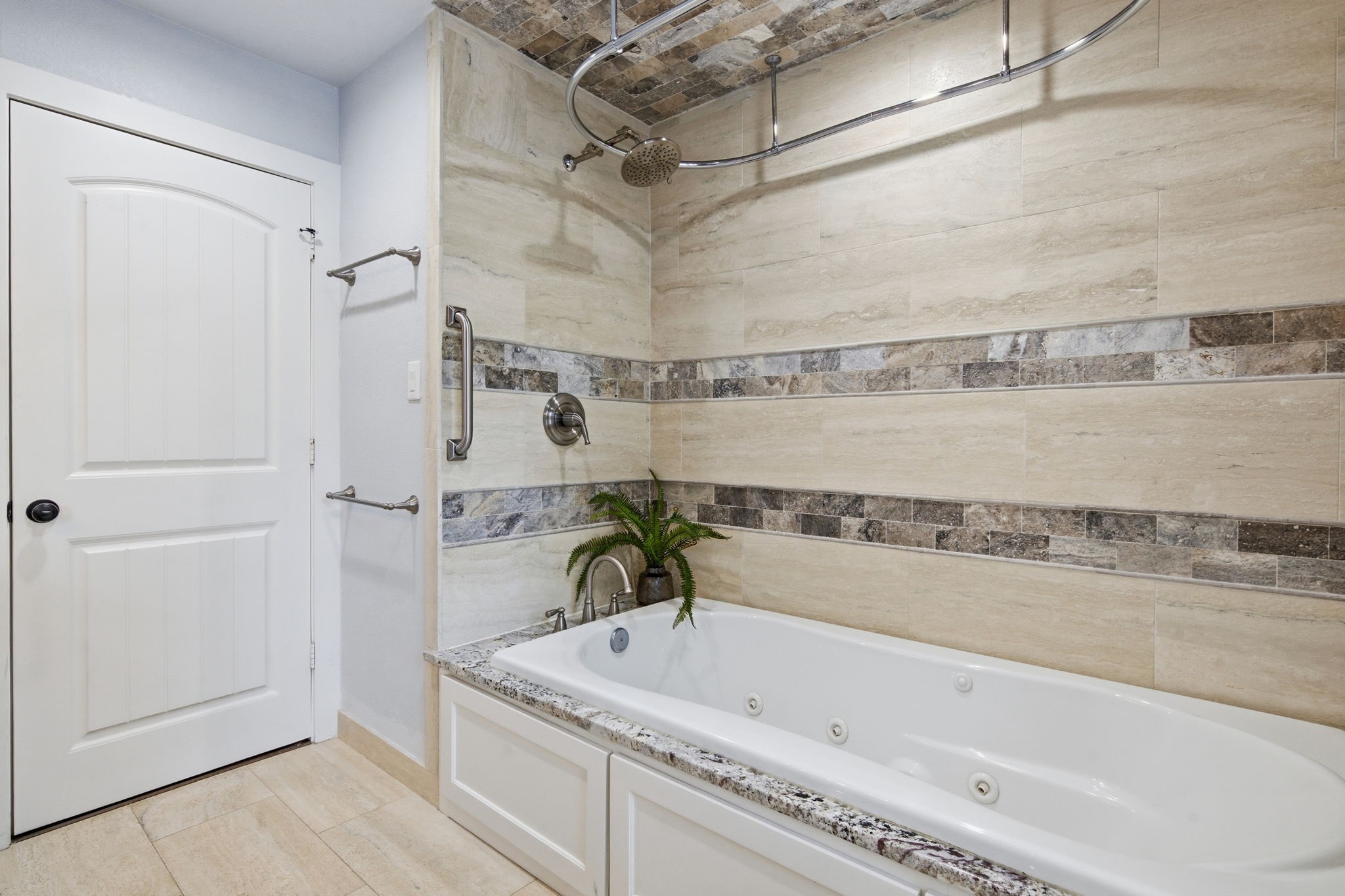 14 Ridgeline Court Spring, TX 77381 - Photo 28 of 40 Lovely Secondary bath features a large jetted tub / shower with tiled walls and ceiling