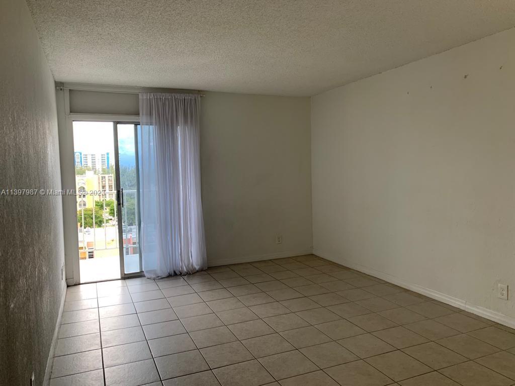 Yolanda Villas Condominiums Miami, FL 33126 - Photo 4 of 10 an empty room with a window
