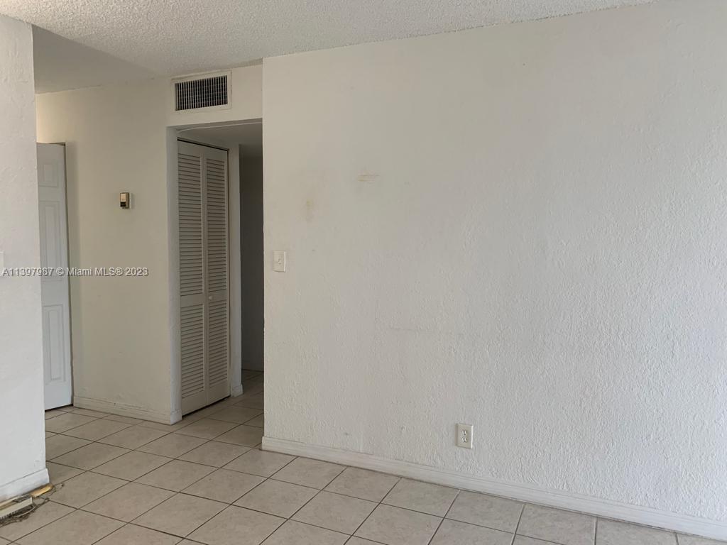 Yolanda Villas Condominiums Miami, FL 33126 - Photo 7 of 10 a view of a hallway