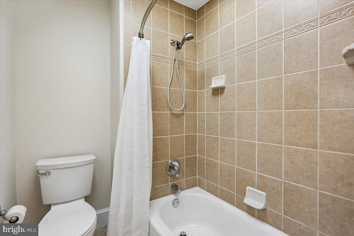 20920 Sunnyacres Road Gaithersburg, MD 20882 - Photo 39 of 64 Upper hallway bathroom w/ skylight and tub/shower