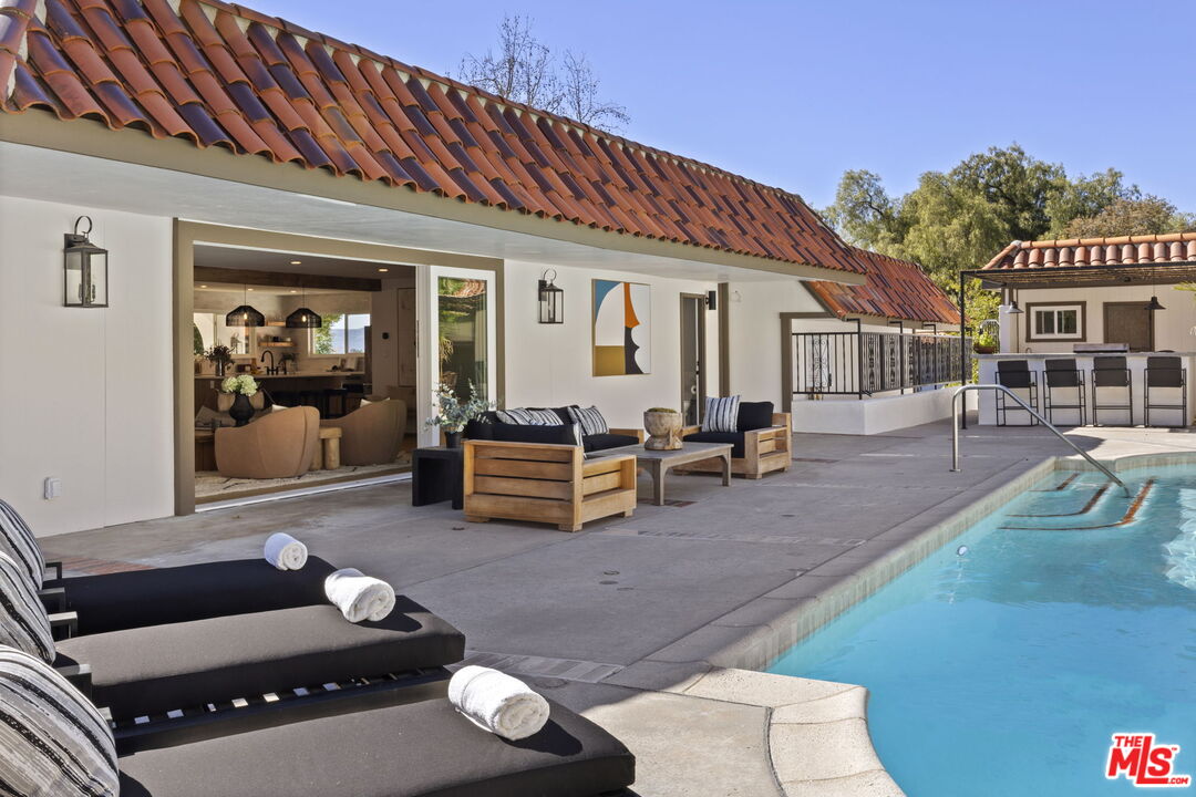 431 Montana Circle Ojai, CA 93023 - Photo 19 of 73 a living room with furniture and a large window
