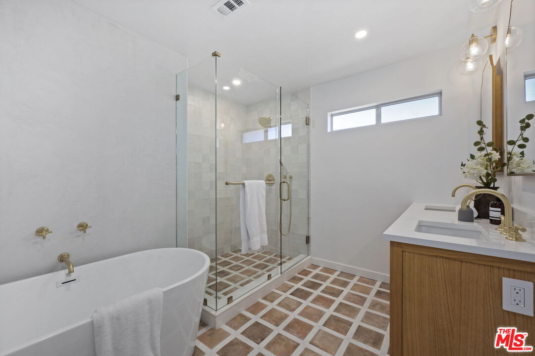 431 Montana Circle Ojai, CA 93023 - Photo 32 of 73 a bathroom with a sink a toilet and shower